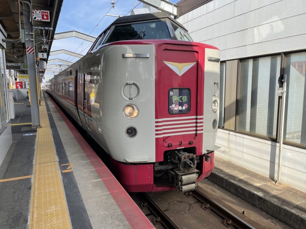出雲市駅に停車する381系やくも