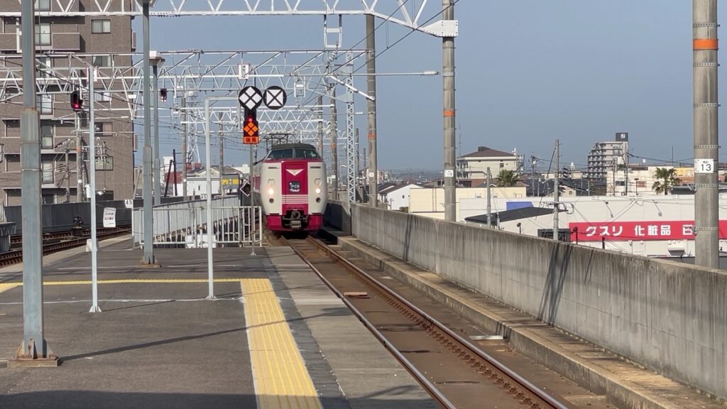 回送で入線した381系やくも