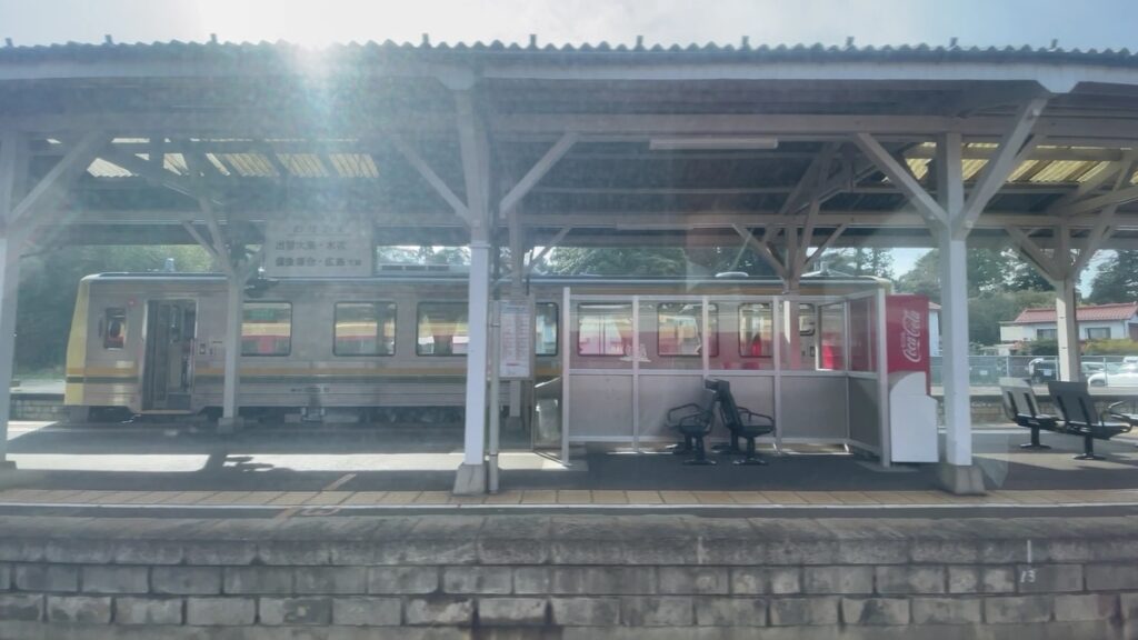宍道駅に停車する木次線の列車