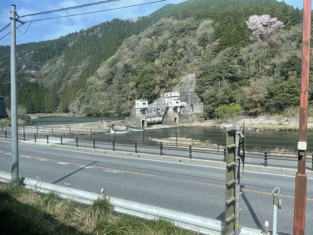 日野川沿いを走る車窓