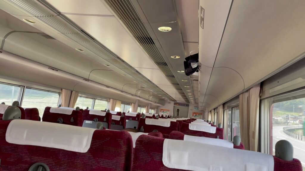 カーブで大きく傾く381系の車内
