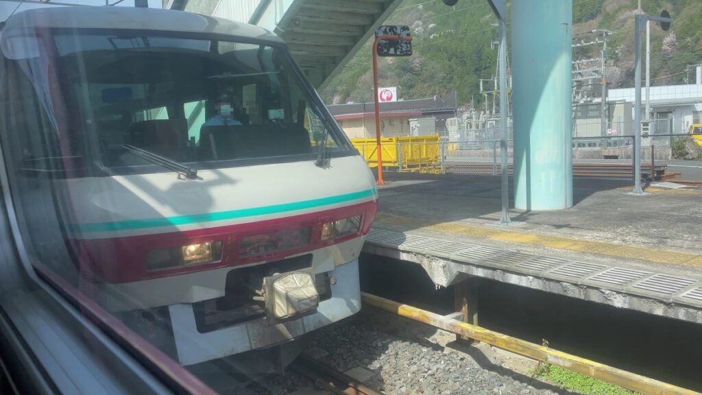 根雨駅で行き違うパノラマグリーン車連結のやくも3号