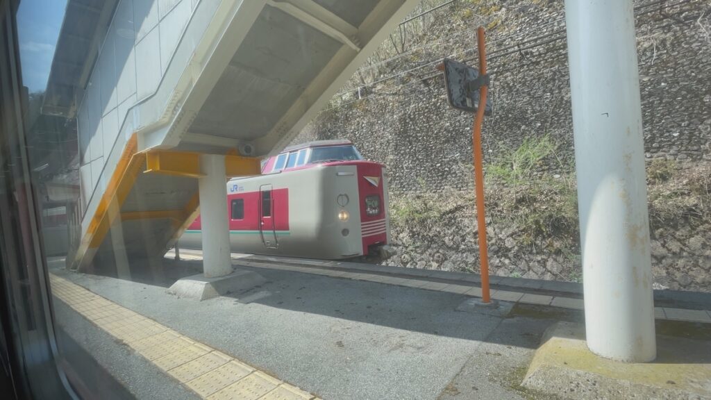 足立駅で行き違うやくも5号