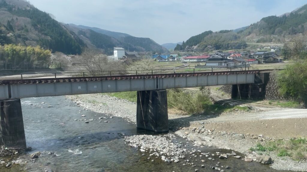 右側から近づいてくる芸備線の線路