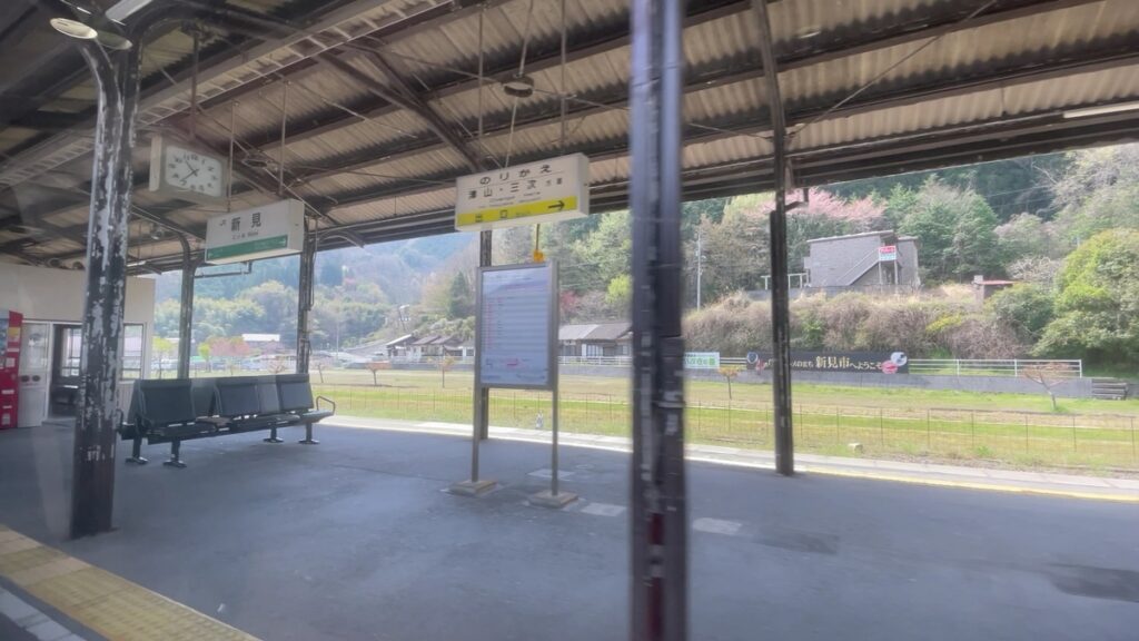 新見駅に到着したやくも10号