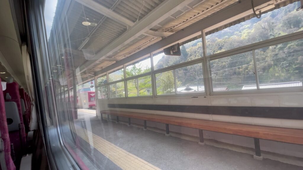 方谷駅で行き違うやくも7号