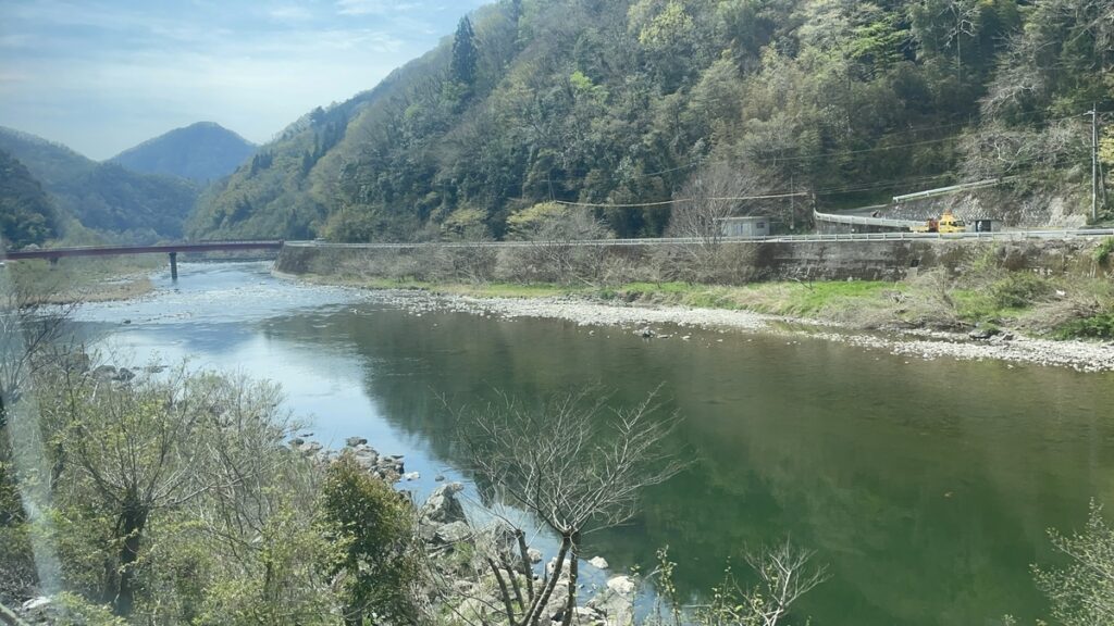 高梁川沿いを走る車窓