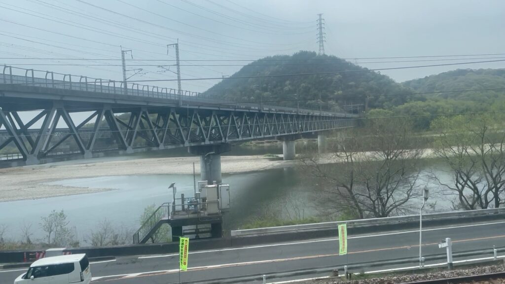 山陽新幹線の高梁川橋梁をくぐる