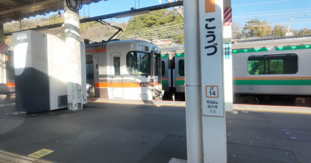 国府津駅に運転停車