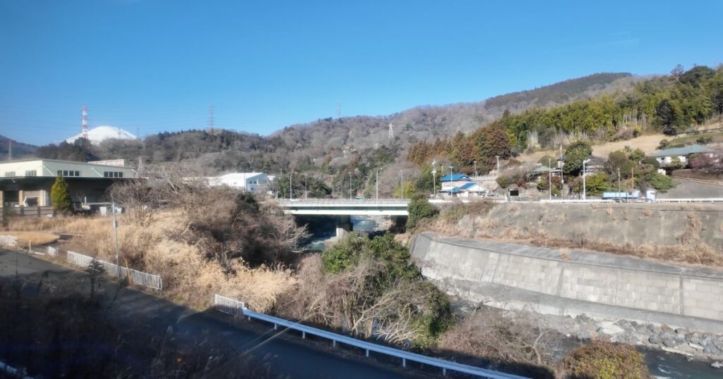 車窓に富士山が見える