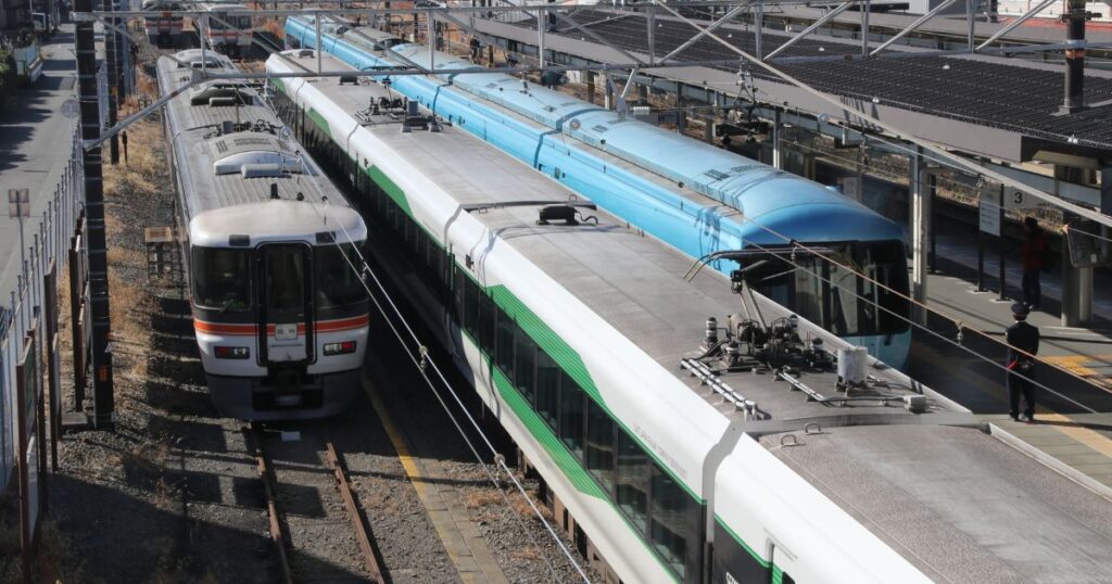 JR東日本・JR東海・小田急の特急車両が並ぶ
