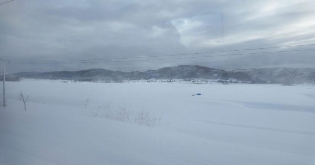 雪を巻き上げ函館本線を快走