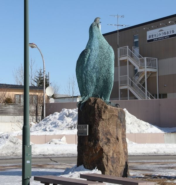 オジロワシの像がお出迎え