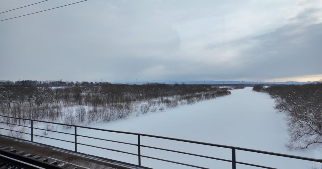 厳冬期の夕張川の景色