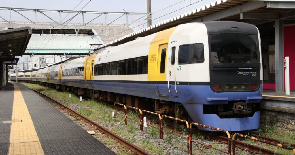 銚子駅に停車中の255系