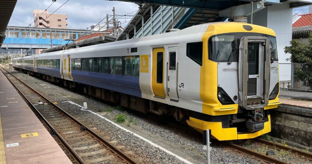 安房鴨川駅停車中のE257系