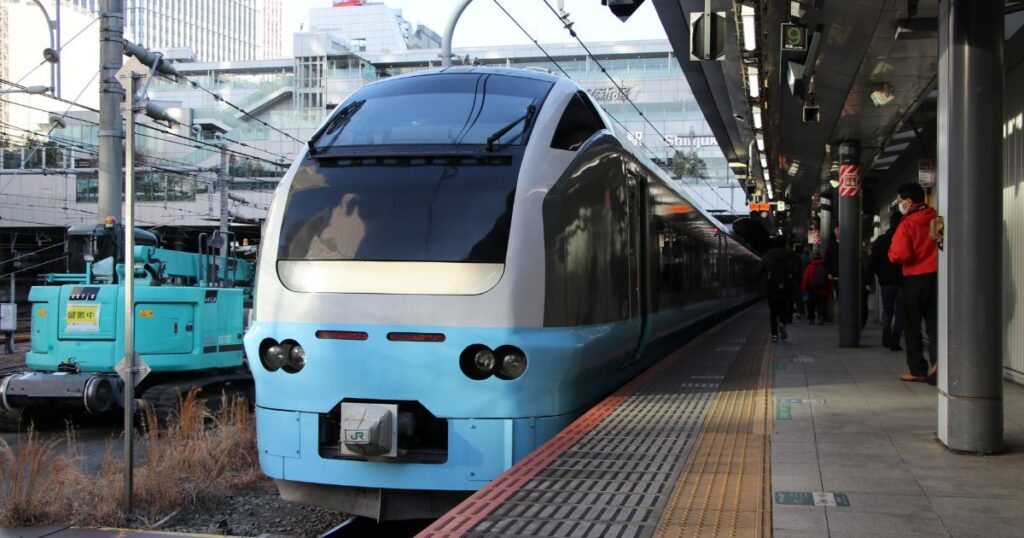 新宿駅に停車中のE653系