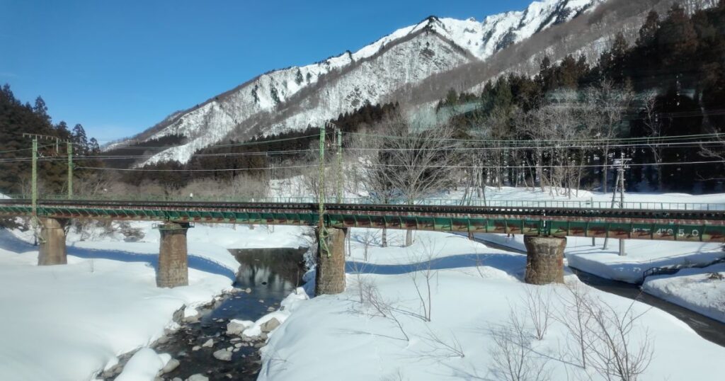 トンネルを抜けると一面の雪景色