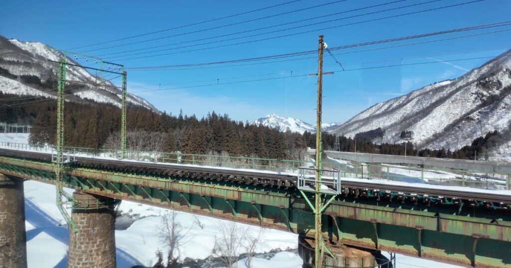 毛渡沢橋梁を渡る