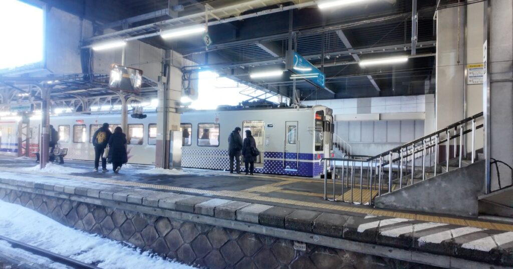 越後湯沢駅停車中の臨時のほくほく線普通列車