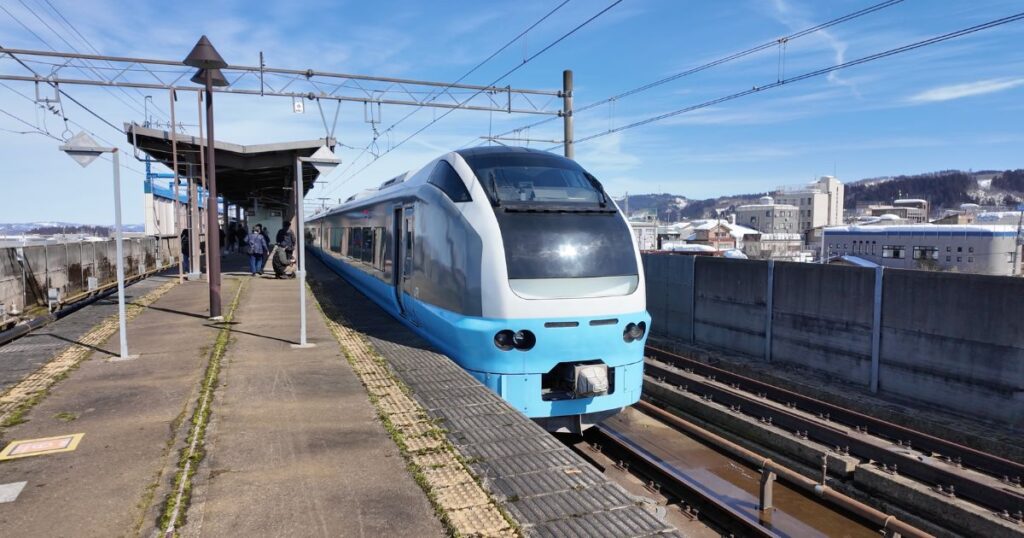 終点十日町駅に到着したE653系