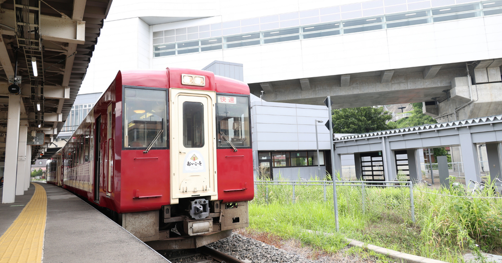 飯山駅に停車中のおいこっと