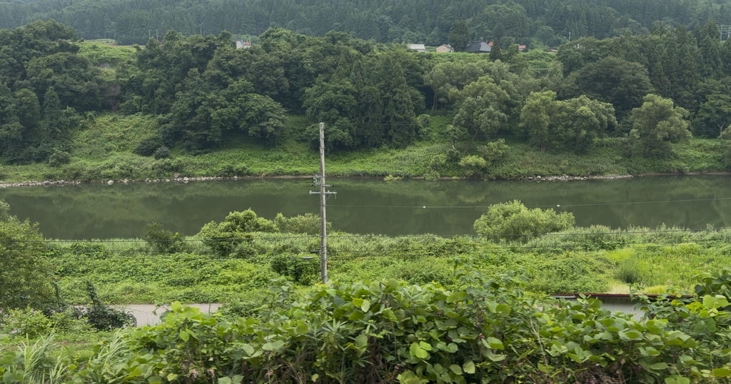 山あいを流れる千曲川