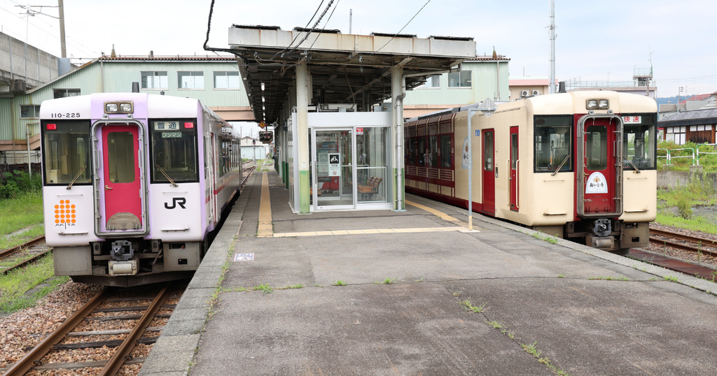 十日町駅に停車中の越後川口行き普通列車