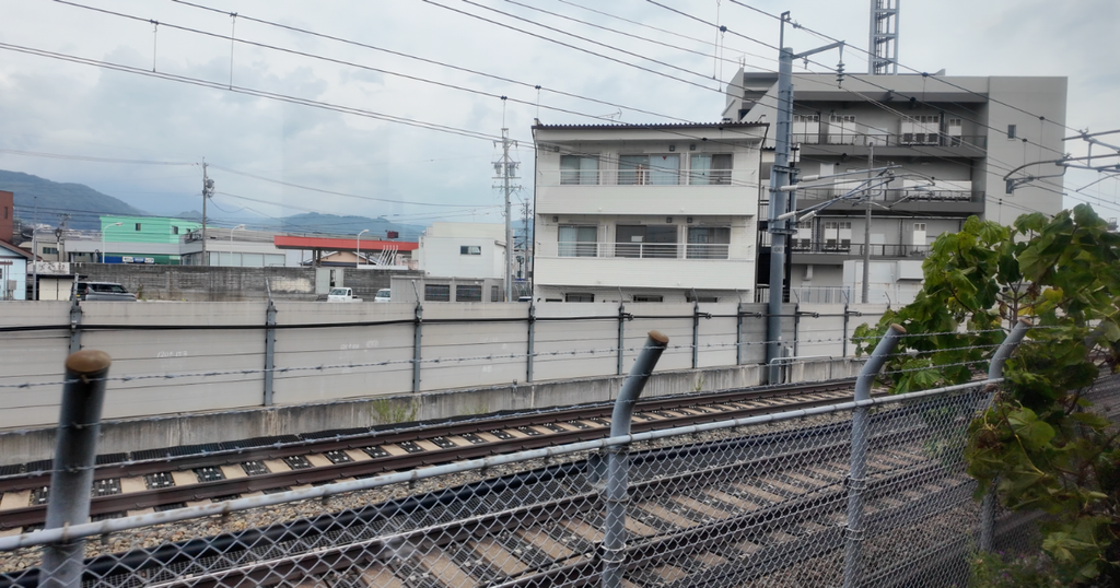左側に並走する北陸新幹線